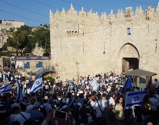 مسيرة “الاعلام” اليهودية تطوف القدس المحتلة