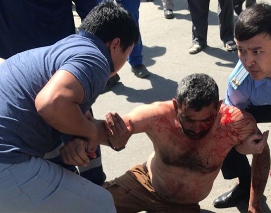 فيديو: اعتداءات وحشية على عمال فلسطينيين بكازخستان؛ والخارجية تؤكد سلامتهم