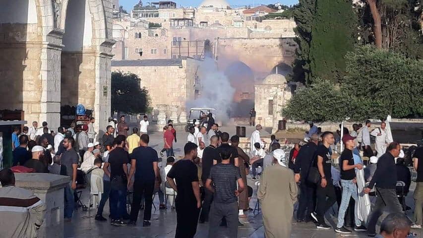 القدس-الاحتلال يعتدي على المصلين ودعوات لإقتحام الاقصى اليوم
