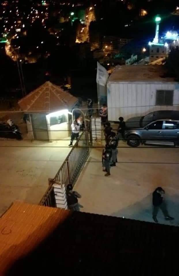 إصابة أحد أفراد “الأمن الوقائي” برصاص الاحتلال خلال محاصرة مقره في نابلس