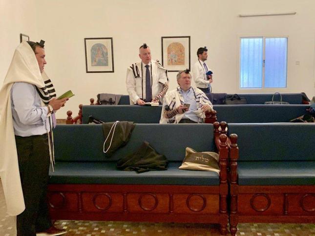 غرينبلات يشارك في احتفالات يهودية بكنيس في البحرين