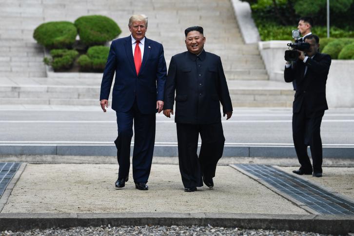 الخطوة التاريخية.. ترامب أول رئيس أميركي يدخل كوريا الشمالية