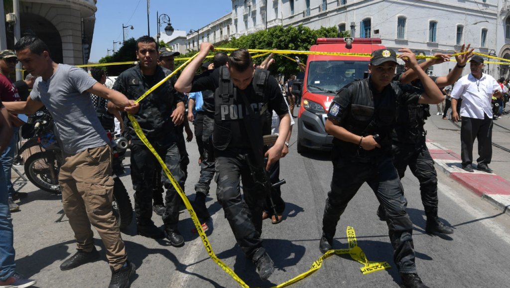 قتيل و12 جريحا بتفجيرين انتحاريين وسط العاصمة التونسية