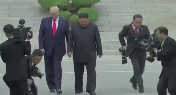 بالفيديو …أول رئيس أمريكي تطأ قدماه أراضي كوريا الشمالية
