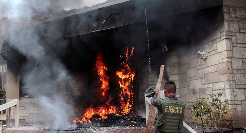 متظاهرون يضرمون النار أمام السفارة الأميركية في هندوراس