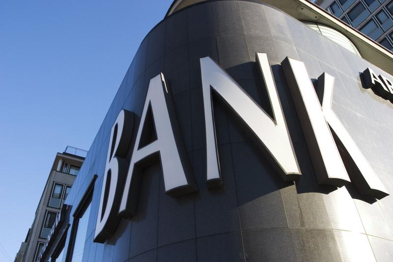 ثلاثة بنوك مركزية خليجية تخفض أسعار الفائدة