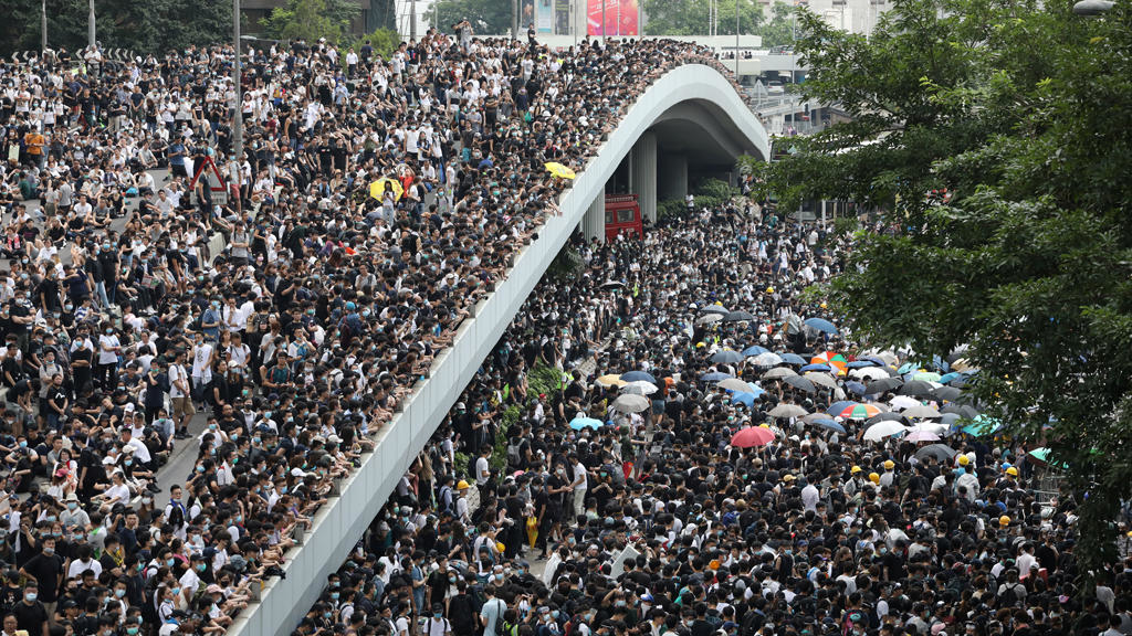 محتجو هونغ كونغ متسمرون بالمظاهرات