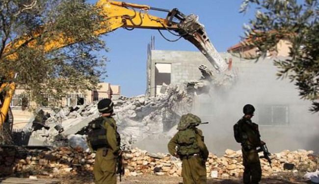 جيش الاحتلال يشرف على هدم بيوت الفلسطينيين
