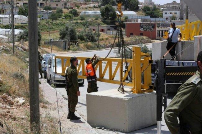 الاحتلال ينصب بوابة حديدية على مدخل قرية الجعبة وصوريف