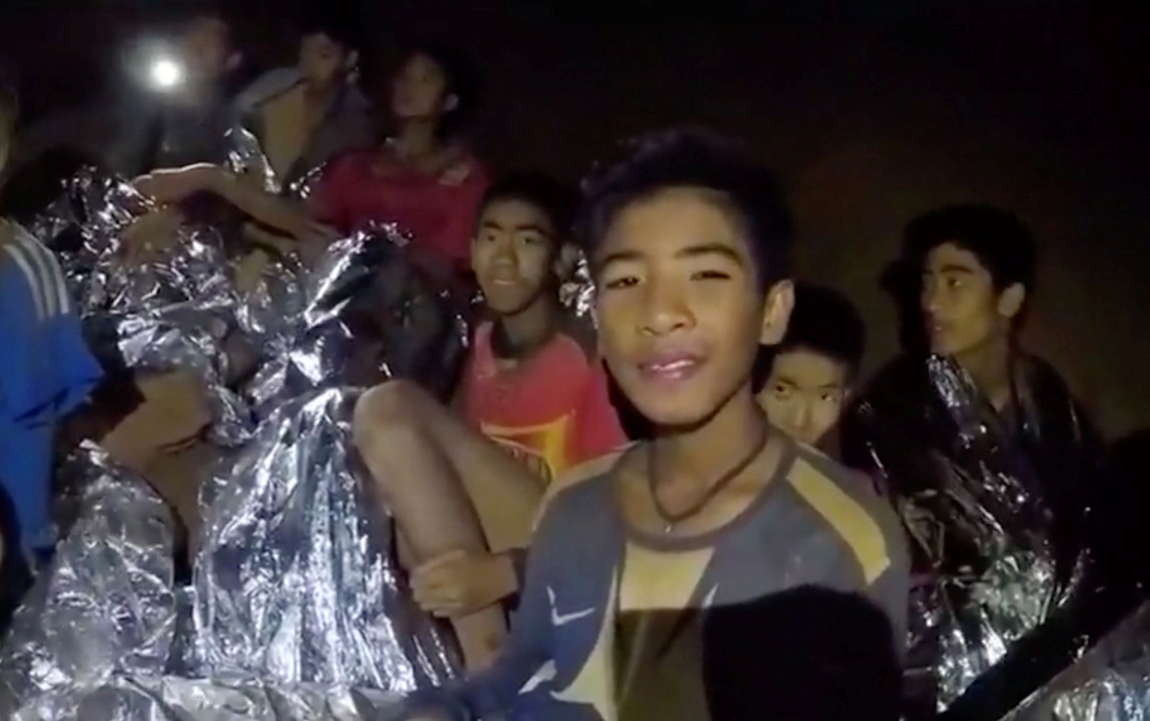 20 منقذاً يحاولون انتشال شخصين بعدما حبسهما الفيضان في أحد الكهوف