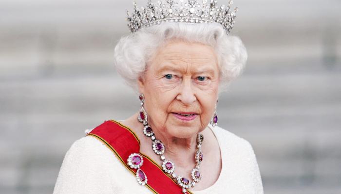 الملكة إليزابيث تتكفل بإصلاح سقف منزل هاري وميغان