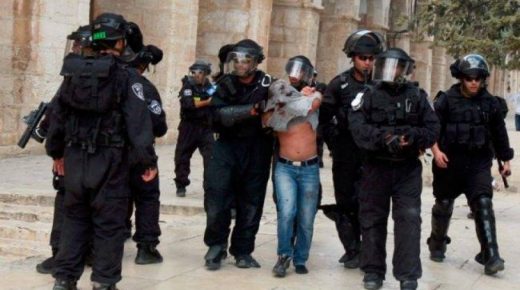 الاحتلال يعتقل ثلاثة مواطنين وحارسا من المسجد الأقصى