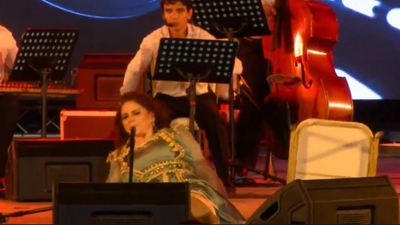 الفنانة السورية ميادة الحناوي تسقط خلال الغناء بتونس وتُكمل الحفلة على كرسي
