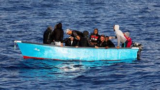 الجزائر تنقذ 14مهاجرًا بعد فشلهم في بلوغ جزيرة سردينيا