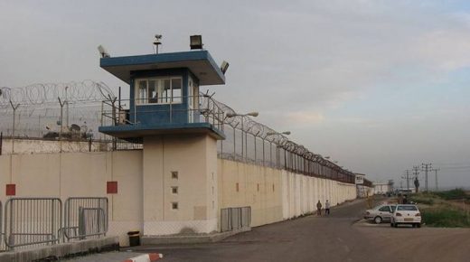 إدارة سجون الاحتلال تغلق 3 أقسام في”مجدو”
