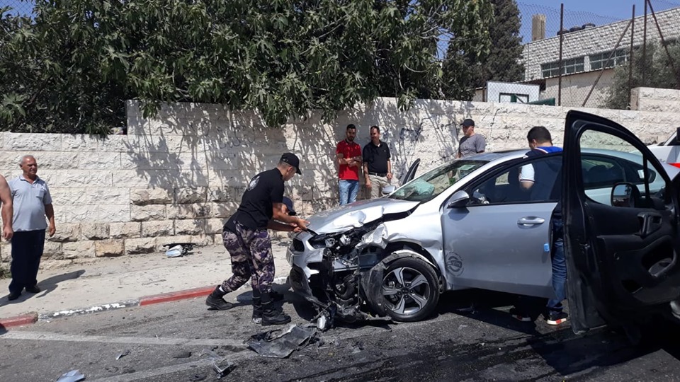 دفاع مدني رام الله والبيرة يتعامل مع حادث سير تصادم مركبتين بالطيرة