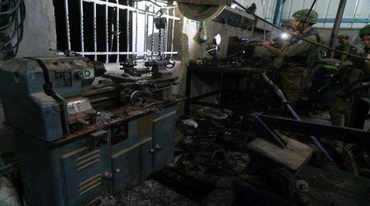 الاحتلال يعتقل مواطنا ويستولي على معدات ورشة حدادة في بيت لقيا