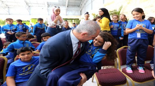 اشتية يلتقي بأطفال نادي “تشامبيونز” من قطاع غزة