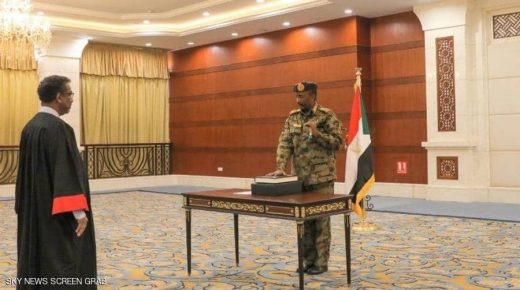 قائد عسكري يؤدي اليمين الدستورية رئيساً للمجلس السيادي السوداني