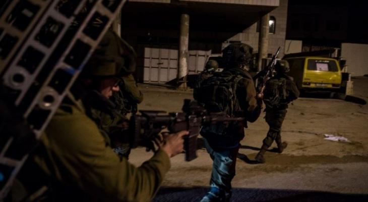 جيش الاحتلال يعتقل 10 مواطنين من الضفة