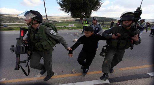 الاحتلال يعتقل طفلا قرب الحرم الإبراهيمي