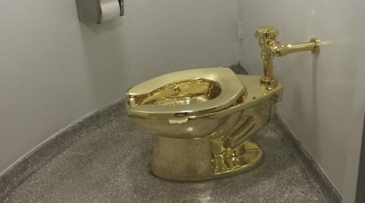الكشف عن تركيب مرحاض من الذهب في قصر بلينهايم لاستخدامات الزائرين