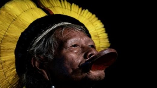 زعيم السكان الأصليين في البرازيل يدعو للإطاحة برئيس البلاد