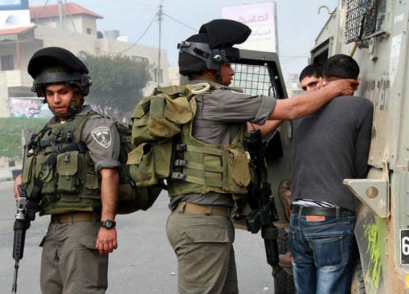 جيش الاحتلال يعتقل 4 مواطنين بينهم صحفي في الخليل