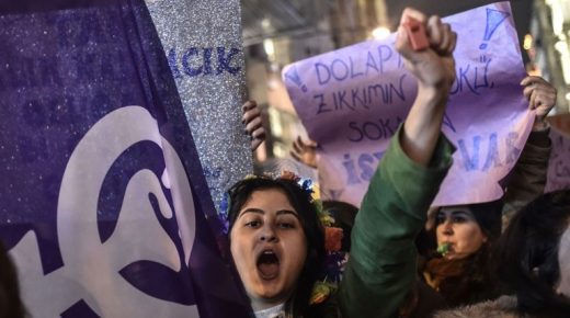تظاهرة ضد أعمال العنف التي تستهدف النساء في تركيا