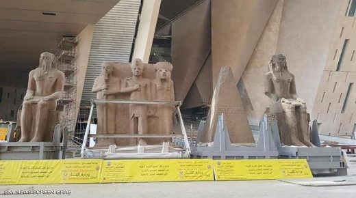 الآثار المصرية تنقل 4 قطع ضخمة إلى “المتحف الكبير”