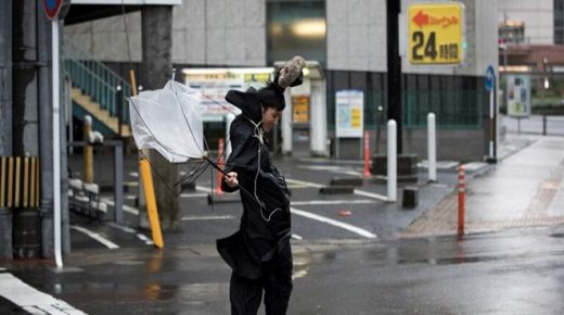 إعصار عنيف يضرب طوكيو ويتسبب باضطرابات في حركة النقل