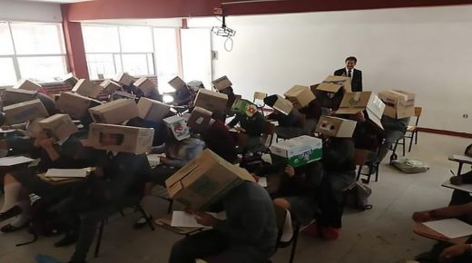 معلم يغطي رؤوس طلابه بصناديق كرتونية لمنع الغش بالامتحان