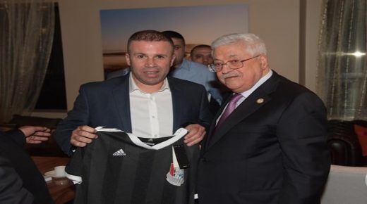 النادي الفلسطيني الأمريكي يهدي الرئيس عباس قميصه الجديد