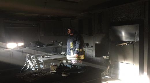 الدفاع المدني يخلي عائلة ويخمد حريق منزل في بلدة عناتا شمالي القدس