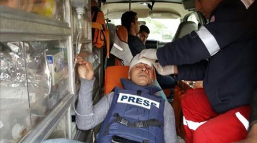 اصابة صحفي بمواجهات مع الاحتلال على المدخل الشمالي للبيرة