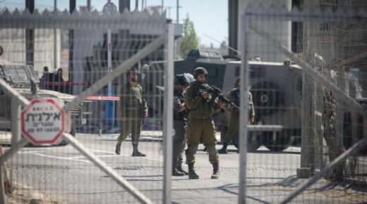 الاحتلال يغلق حاجز قلنديا ويشدد من إجراءاته في محيط القدس