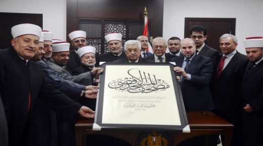 الرئيس يتسلم نسخة مخطوطة مصحف المسجد الأقصى المبارك