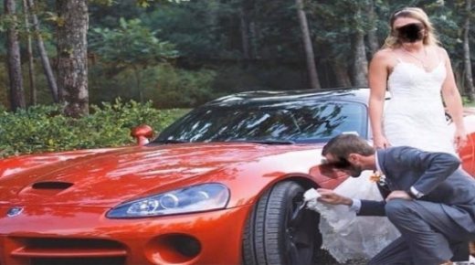 يستخدم ثوب زفاف عروسه لتنظيف عجلة السيارة