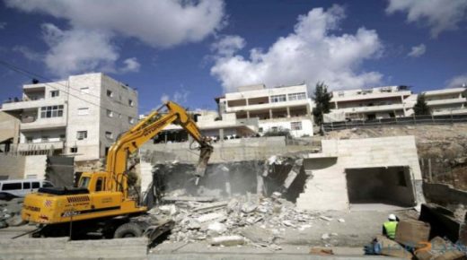 الاحتلال يهدم منزلا قيد الانشاء في حي الطور بالقدس ويعتقل مالكه وشقيقه