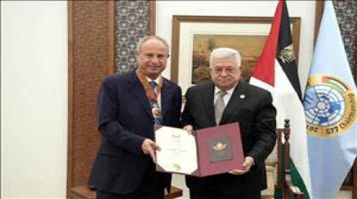 الرئيس يقلد سامر خوري “نجمة الاستحقاق” من وسام دولة فلسطين