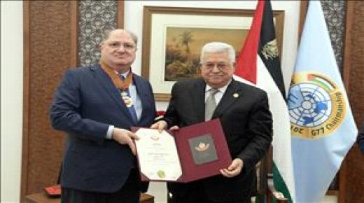 الرئيس يقلد سهيل الصباغ “نجمة الاستحقاق” من وسام دولة فلسطين