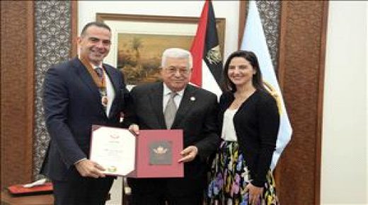 الرئيس يقلد طارق العقاد “نجمة الاستحقاق” من وسام دولة فلسطين