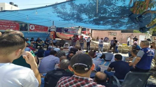 العشرات يؤدون “الجمعة” بخيمة الاعتصام في أبو ديس إسنادا للأسرى