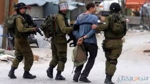 الاحتلال يعتقل مواطنين على حاجز شمال القدس