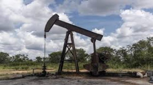 النفط يهبط بعد إقالة جون بولتون‎