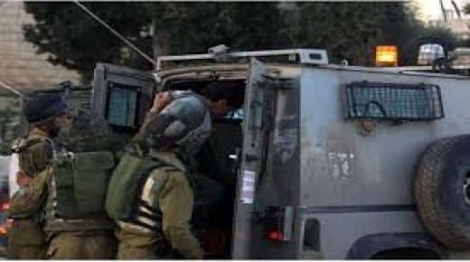 الاحتلال يعتقل اربعة مواطنين من بلدة بيت امر