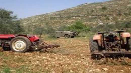 الاحتلال يمنع مزارع من كفر ثلث من استصلاح أرضه ويستولي على جرافة