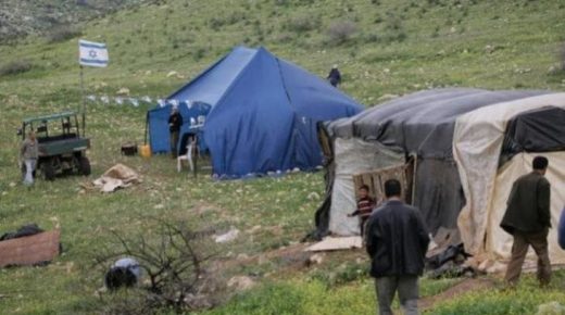 الخليل: مستوطنون ينصبون خيمة كبيرة في تل الرميدة لاستقبال نتنياهو