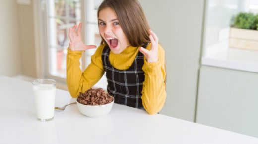 هل يؤثر الغذاء في سلوك الأطفال؟ هذا ما تتسبب به الألوان الصناعية