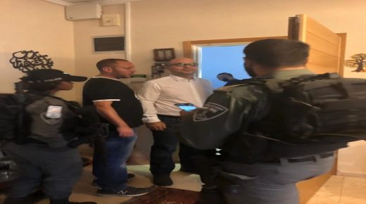 الاحتلال يعتقل وزير شؤون القدس بعد اقتحام منزله